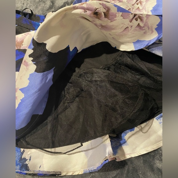 CITY TRIANGLES Skirt - Picture 3 of 3